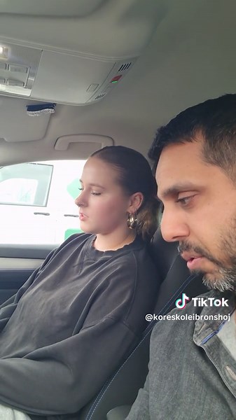 Når man består køreprøven i en bil med automatgear, kan man godt køre både med manuelt og automatgear, dog skal man tage 4 lektioner på manøvrebane og 3 kørelektioner på vej i en bil med manuelt gear. #foryou #for #foryoupagе #explore #dansktiktok