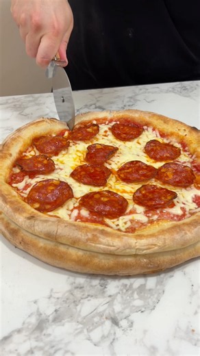 Pizza rellena de queso