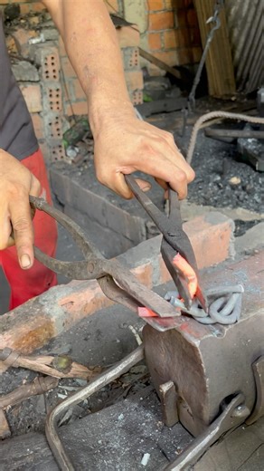 Manual process of making a chain from rebar steel #blacksmith #ironman #handmade #usa #fyp