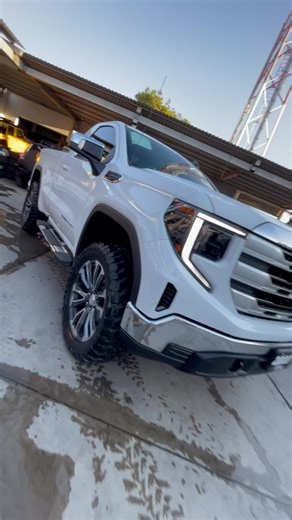 GMC Sierra 2023: Suspensión 3.5 y Llantas 22