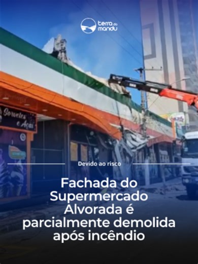 Risco devido a incêndio em Pouso Alegre Parte da estrutura de concreto da fachada do Supermercado Alvorada foi demolida após o incêndio nesta segunda-feira (20/4), em Pouso Alegre (MG). A área que tinha fumaça cerca de dez horas após o incêndio, apresentava risco de cair. O fogo começou por volta de 2h45, no setor da padaria e em uma hora, queimou todo o supermercado. As labaredas derreteram até as partes em inox e chegaram a metros de altura. O teto gigante feito com estrutura metálica colapsou