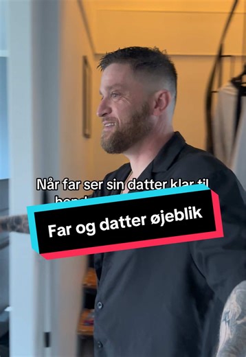 Far ser datter klar til 18-års fest