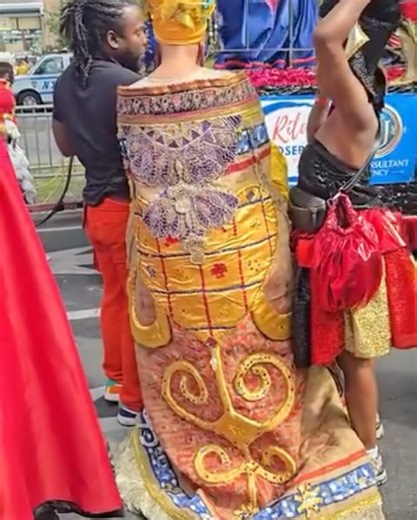 Metrès Riva Nyri Précil 🇭🇹 on Instagram: "Doing what I love most… representing the beauty of Haitian culture in its highest form 🌺♥️💙✨ Labor Day Parade 2025 with @haitianparadeinc @radmuziknow @bradspencerr @erol_josue @gardygirault @meccaakagrimo @ritajosephnyc First photo by @steveazorphotography #AyitiNanKayLa #DoWhatYouLove #PouKiltiA"