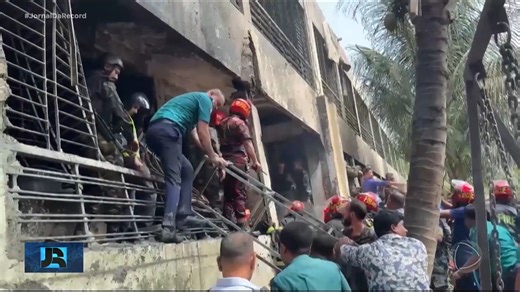 6.7K views · 136 reactions | Um avião de treinamento da Força Aérea de Bangladesh caiu em uma escola e matou ao menos 19 estudantes. O piloto também morreu. De acordo com autoridades, a aeronave teve um "mau funcionamento técnico" logo depois da decolagem. Já na Coreia do Sul, investigações revelaram um erro dos pilotos no acidente da companhia Jeju Air, em dezembro de 2024. #JornalDaRecord #JR24H | Jornal da Record | Facebook