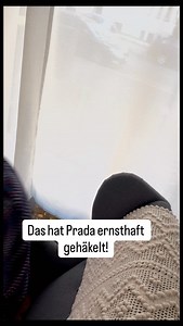 Prada verkauft sowas für über 600 €… 😳 Ich hab’s einfach selbst gemacht – in der Weihnachtsedition 🎄🧶 Gehäkelt in unter 10 Minuten! 😍 ✨ Wenn du die Brosche genau so häkeln willst wie ich: 👉 Hier findest du das ganze Material: https://amzlink.to/az0WLbRb4VZlZ [Werbung] Perfekt als Geschenk-Anhänger, für die Mütze oder als witziges Accessoire zur Weihnachtsfeier 🎁✨ | Caros Fummeley