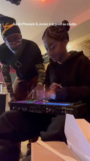 Studio diaries : me discovering new gadgets & getting obsessed with them I’m going to start showing my nerdy side more on here #music #studiodiaries #junioralaprod #sarahphenom #frenchtok