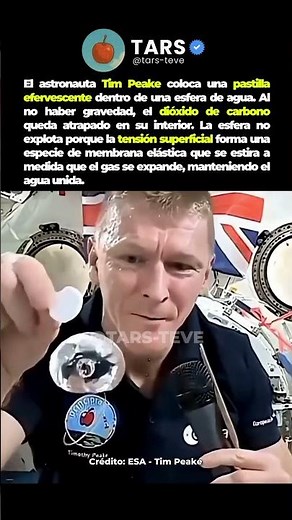 Una pastilla efervescente dentro de una esfera de agua en el espacio