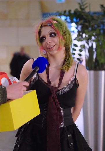 Buty, które wyglądają jak ulepione z gliny? Tak to kolejny projekt amerykańskiego brandu Bravest Studios. Bravest Studios Clay Shoe to sneakersy, które wyglądają jak wyrzeźbione z gliny. Ich forma jest nieregularna, miękka wizualnie i celowo przerysowana, przez co bardziej przypominają obiekt artystyczny niż klasyczne buty. Organiczne kształty i zaokrąglone linie sprawiają wrażenie ręcznego modelowania. Inspiracją była estetyka claymation i rzeźby. Buty wyglądają jakby pochodziły z animowanego ś