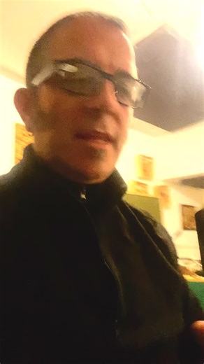 Estudio Hukot on Instagram: "El nostre amic Above the Tree ja és una llegenda pels milers de llocs on ha tocat amb la seva bella proposta sonora. L’artista italià Marco Bernacchia es presenta en directe al costat del col·lectiu EGO a La Social (Llibreria La Social), al barri del Poble-Sec, Barcelona, aquest divendres 9 de gener. Above the Tree és un projecte de llarga trajectòria dedicat a l’exploració de paisatges sonors únics, on convergeixen ambients folk, blues, soroll i estructures experime