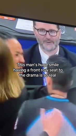 It was pretty heated with dawn and geno I’d be loving it too #dawnstaley #genoauriemma #uconn #southcarolina #MarchMadness