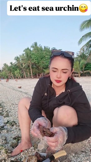 Island girl eating sea urchin😋 #youtubeviral #adventure #nature #trending #islands #viral #youtube