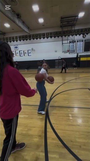 ana gets pooped on then CROSSES mjay #basketball #sadee #anabanana