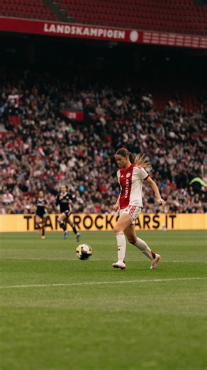 ‘Becoming champions, that’s the goal’ - Mirte van Koppen & Lina Touzani on 2026 ✨ | Ajax Vrouwen