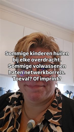 We denken zo snel dat iets gewoon ons karakter is. Dat je nu eenmaal gevoelig bent. Dat je kind “gewoon” moeite heeft met afscheid nemen. Dat jij niet zo goed bent in nieuwe situaties. Maar wat als je lichaam iets herinnert wat jij je niet bewust herinnert? Al meer dan 30 jaar weten we dat de periode van conceptie tot en met geboorte diepe imprints achterlaat. In je zenuwstelsel. In je manier van reageren. In hoe veilig jij je voelt in de wereld. Ik zie het dagelijks terug. Volwassenen die verst