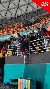 65K views · 457 reactions | ¡Hasta le pidieron que firmara un brazo!  La crack @beatriznovoav, figura de la selección chilena de vóleibol y ex Barcelona, revolucionó el Movistar Arena. Todos querían una fotografía o un autógrafo de ella…  #Santiago2023 #JuegosPanamericanos #Chile | As Chile | Facebook