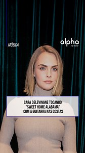 Cara Delevingne é uma artista completa! A atriz, modelo e cantora mostrou mais uma vez seu talento ao surpreender a plateia no programa de Jimmy Fallon, tocando guitarra de maneira impressionante — atrás da própria cabeça! Qual é o seu momento favorito da artista? Conta pra gente nos comentários! 🎶 #AlphaFM #CaraDelevingne #Arte #Talento #Música | Alpha FM