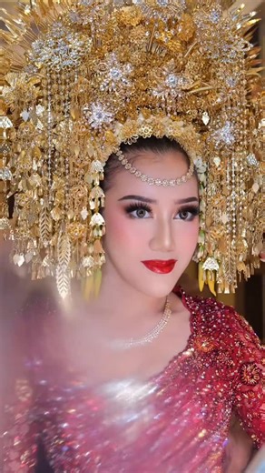 MUA Padang - Jakarta on Instagram: "Fia Resepsi💕 Attire @gadihnantongga_wedding Pelaminan @humairapelaminan Wo @mayffaweddingorganizer_bymira Fg @martalovia @native_visual"
