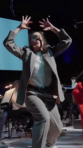 Musiikkitalo on täynnä ämminkäisiä! 💦Harjoitukset perjantain 30/1/2026 klo 18:30 Ämminkäiset-konserttia ovat kovassa vauhdissa, ja näin upealta ämminkologian luentosalilta Musiikkitalo näytti jo tänään 🤩 🎫Tervetuloa konserttiin ihan kaikki yli 7-vuotiaat, liput osoitteesta helsinginkaupunginorkesteri.fi. Kiitos työryhmälle 🩷 ⭐️Elisar Riddelin, kapellimestari ⭐️Cécile Orblin, käsikirjoitus ja ohjaus, kertoja ⭐️Antti Auvinen, sävellys ⭐️Tuomas Kärkkäinen, alkuperäisidea, käsikirjoitus, video j