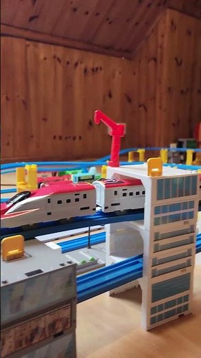 E6系新幹線是日本最具代表性的高速列車之一。這款列車由東日本旅客鐵道於2013年正式投入營運，主要行駛於秋田新幹線，連接東京與東北地區，最高時速可達320公里。#plarail #takaratomy