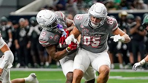 El ala cerrada de la UNLV derriba a un compañero en la línea de gol en un desastroso partido de fútbol americano universitario.