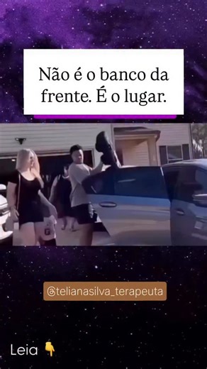 Teliana Silva | Terapeuta Emocional on Instagram: "Quando o marido escolhe a mãe para ir no banco da frente, não é sobre conforto. É sobre lugar. O corpo entende rápido. Algo ali desloca. Não é ciúme. Não é disputa. É a percepção de que, naquele momento, ela precisou sair para que outro ocupasse. E isso acontece em público. Sem conversa. Sem cuidado. Sem proteção. O que machuca não é só a cena. É ouvir depois que foi exagero. É perceber que, para manter a situação em paz, ela teria que engolir o