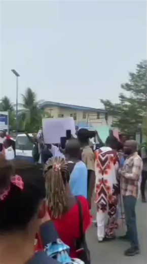 Protests at UNICROSS Over Salaries and Tuition Increases