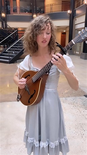 Honestly the most Hobbity sounding tune I’ve ever heard. 30-års Jiggen by Väsen #mandolin #LadyMoon #octavemandolin | Lady Moon