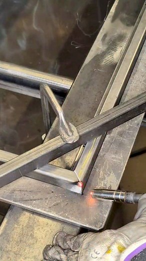 1.1K views · 949 reactions |  Panneau découpé au laser pour la réalité d'un claustra ✨ Viens suivre les étapes de la fabrication  #asmrsounds #satisfying #savoirfaire #idf #metal #artisan #artisanat #architecture #metallerie #ferronnerie #claustra | Métal K | Facebook