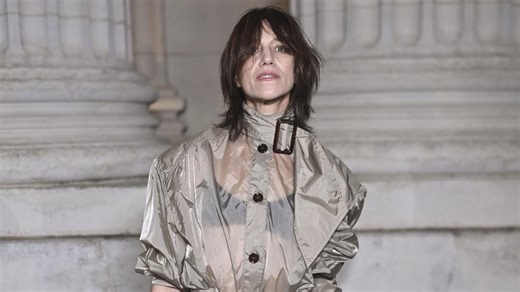 Dans un trench-coat transparent qui dévoile ses dessous, Charlotte Gainsbourg fait une apparition remarquée au défilé Saint Laurent