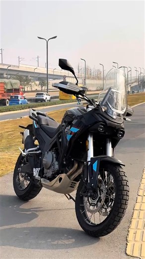 🔥 MBP / MORBIDELLI T502X — Beyond The Everyday 🔥 💰 Sales Price: RM 28,888 Morbidelli T502X menggabungkan rekaan Itali dengan jiwa adventure sebenar. 494cc dua silinder, 47 hp, 45 Nm — lancar, bertenaga dan bersedia ke mana saja. Ciri Utama: ⚙️ 47 hp / 45 Nm • Slip-assist clutch • 6-kelajuan 🧭 Paparan TFT 7” Navigasi GPS (Morbidelli Connect) 🛡️ Skid plate • Crash bar • Handguard • Standard tengah 💡 Lampu LED penuh DRL Projektor berkembar 🛞 Pirelli Scorpion STR • Rim jejari tubeless (19”/17