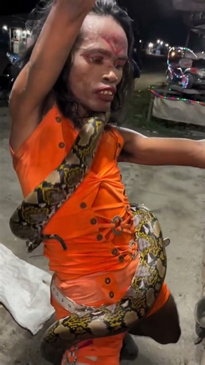 Snake Dancer’s Agile Moves Go Viral – Audience Can’t Stop Laughing #dance #funny #comedy #trending