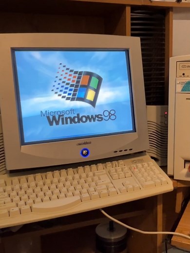 Reviving Windows 98: Real eMachines Boot Experience