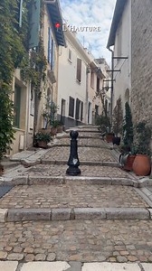 Arles, c’est des monuments exceptionnels et une ville chargée d’histoire… 🏛 Mais c’est aussi, des rues emblématiques, dans lesquelles s’évader le temps d’une balade. 🌸☀️ Cet après-midi, on vous emmène à la découverte de celles-ci ! | Office de Tourisme d'Arles Camargue