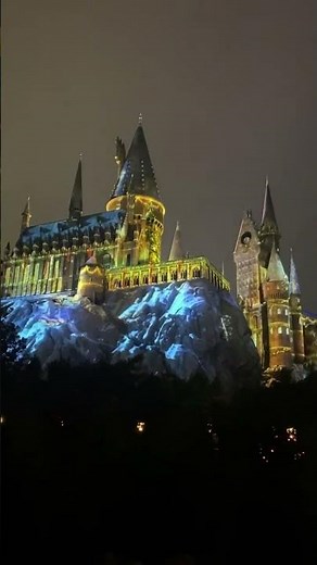 The Nighttime Lights at Hogwarts Castle Universal’s Island of Adventure 🧙🏻 🏰 Lightshow