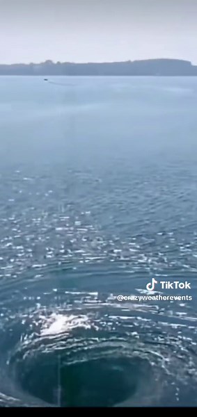 #creatorsearchinsights #whirlpool #whirlpoolocean #fyp #caughtonvideo #crazyweatherevents