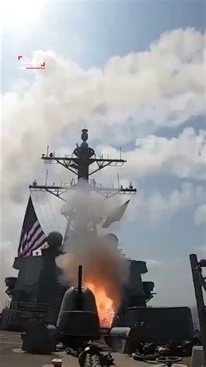 لحظة إطلاق صواريخ توماهوك BGM-109 من مدمرة تابعة للبحرية الأميركية على أهداف إيرانية