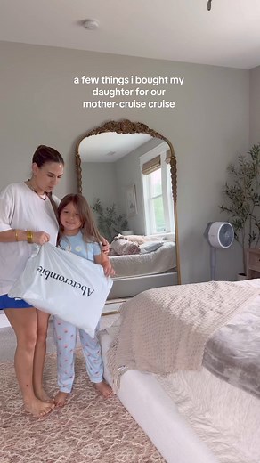 563K views · 7K reactions | Going to Alaska in August. These outfits are for travel days and any warmer days we may have. Dont worry, we have lots of cold weather clothes too! #tryonhaul #abercrombie #alaskacruise #ootd #lifestyle #sahm #momof5 | Kaylla McCullough Spencer | Facebook