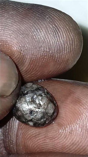 Diamante en bruto tiene varias colores brillante #mineral215dk