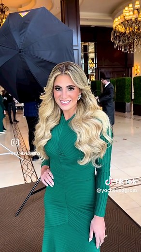 ألوان الشعر المثالية للفستان الأخضر في الزفاف