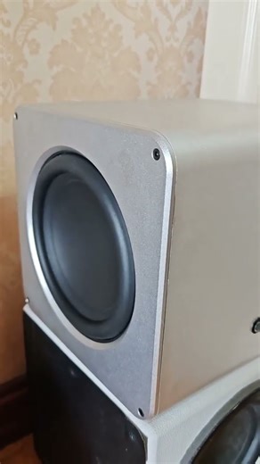 Metal box bookshelf speaker