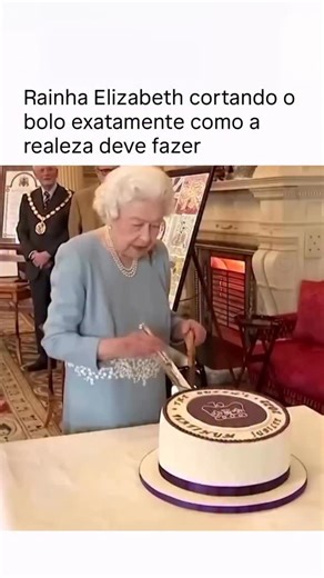 Curioso & Informativo on Instagram: "Em uma recepção de 2021 para celebrar o trabalho voluntário em comemoração ao seu Jubileu de Platina, a Rainha ergueu uma espada cerimonial em vez de uma faca para fazer o primeiro corte no bolo. Ela mesma começou a fatia e depois a passou para outra pessoa — um exemplo perfeito de elegância real. Inteligente, serena e discretamente imponente, essa foi a Rainha Elizabeth em sua essência: régia, pragmática e sempre no controle."
