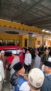 Situasi pagi ini di sekitar kediaman Almarhum KH. Raden Abdul Halim (Ajengan Elim), Ponpes Al-Muthma’innah Bojongherang Cianjur. Rencananya Almarhum akan dimakamkan sekitar jam 9.00 pagi ini di Pemakaman Pamoyanan Cianjur (Senin, 10/02/25). Almarhum wafat Minggu malam tadi sekitar jam 22.30 Wib pada usia 92 tahun. Husnul khatimah untuk Almarhum, Alfatihah 🤲🤲 #cianjur | CIANJUR TEA