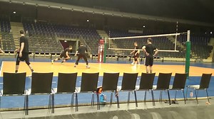 Ein kurzer Einblick in das Abendtraining aus der Max-Schmeling-Halle Berlin ... morgen entscheidet es sich, ob unser #BRVolleys Team seine Meisterschale gegen den VfB Friedrichshafen verteidigen darf oder nicht ... Sekt oder Selters gegen die United Volleys Rhein-Main ... wir hoffen auf Eure Unterstützung! #BRVvsUVR #Playoffs #allornothing | Berlin Recycling Volleys