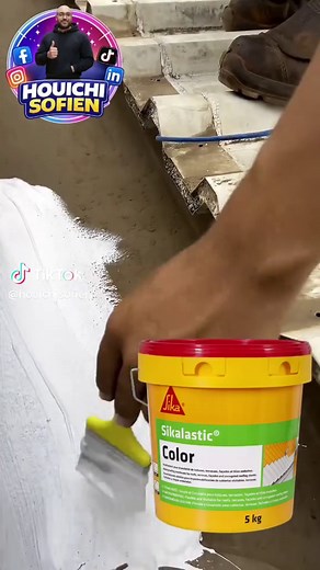 Toiture en tôle fatiguée ? ☀️🌧️ Donne-lui une seconde vie avec Sikalastic® Color 💥 Un seul produit, zéro compromis : 🔹 Application facile, prêt à l’emploi 🔹 Membrane souple qui accompagne les mouvements de la tôle 🔹 Barrière 100 % étanche contre l’eau 🔹 Résiste aux UV, à la chaleur et aux intempéries 🔹 Finition propre, durable et sans cloques Résultat 👉 une toiture protégée, performante et sereine pour des années 🔐 Quand la solution est pro, le résultat parle de lui-même 💪 #SikalasticC