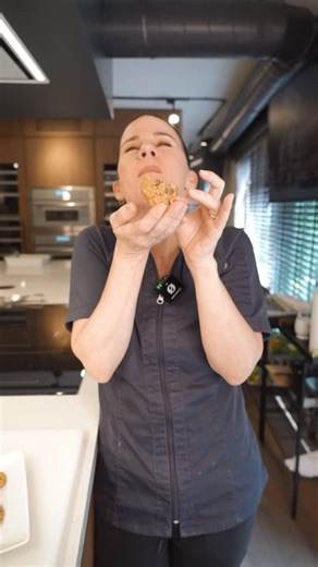 CELINA GARZA | RECETAS DELICIOSAS on Instagram: "Hoy les comparto lo que para mi es la mejor receta clásica de chocolate chips y nuez…y como me conocen, le pongo mucha. Tengo siempre en mi congelador para ir horneando como las vaya necesitando. Espero las disfruten mucho igual que yo 🩷 GALLETAS DE CHIPS DE CHOCOLATE Y NUEZ Ingredientes 1 taza de mantequilla sin sal a temperatura ambiente (226 g) 1 taza de azúcar moreno ½ taza de azúcar 2 huevos grandes 2 cucharaditas de extracto de vainilla 2 t