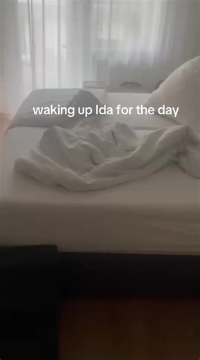 Waking Up Ida: A Fun Morning Routine with My Dog