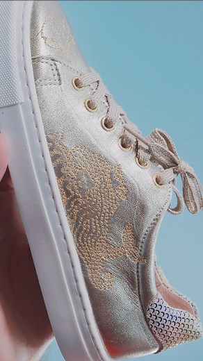 Ces baskets dorées raviront les petites filles avec une jolie sirène sur le côté de la chaussure, un petit poisson sur le bout du pied et un joli motif écaillé sur leur col de cheville. On craque complètement sur ce thème féérique et plein de poésie ! 🧜‍♀️ | Besson Chaussures