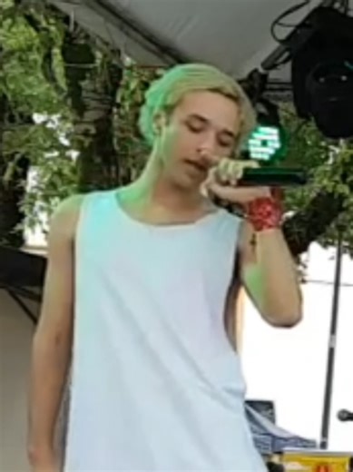 O primeiro show da vida. Tudo covers, adaptados em cima da hora. Nervosismo demais. Mas dei meu melhor na epoca (2016) pra cantar Black Magic do Little Mix. Grupo DanSing. #cover #blackmagic #littlemix #live #2016