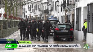 El desalojo preventivo de Grazalema ya ha sido realizado debido a la saturación del acuífero subterráneo, ya que se han registrado 581 litros por metro cuadrado en las últimas 24 horas. Esta situación extrema ha llevado a tomar la decisión de evacuar a los habitantes de forma tranquila y ordenada. La Guardia Civil están inspeccionando cada casa. El agua sigue rebosando y la seguridad es prioritaria. Nadie debe quedarse en la zona, ya que el desalojo es obligatorio y el incumplimiento podría conl