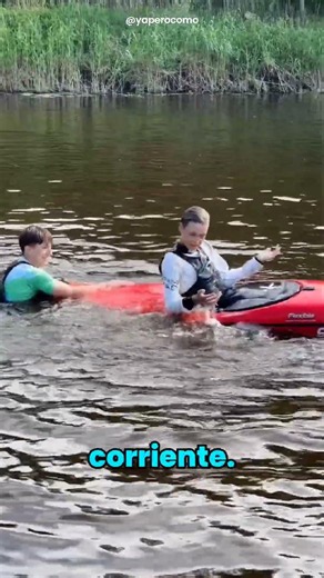 La lata se queda de pie sobre el kayak volcado 😳 #kayak #deportes #curiosidades